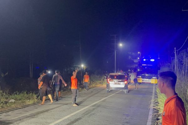 Kebakaran Lahan Dekat Jalan Raya, Dit Samapta Polda Kaltara Berhasil Jinakkan Api