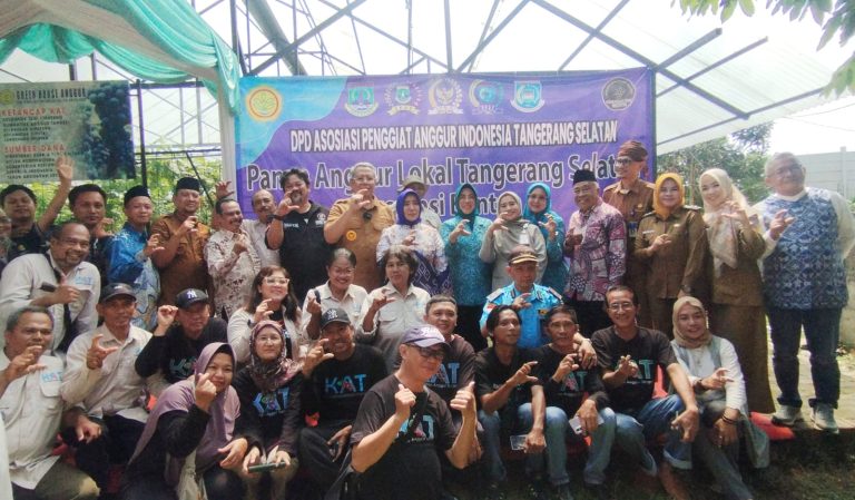 Lista Hurustiati SH., MH Bersama Perwakilan FWJ INDONESIA & PPRI Hadir di Panen Raya Anggur PONJAY BENDAV – ASPAI